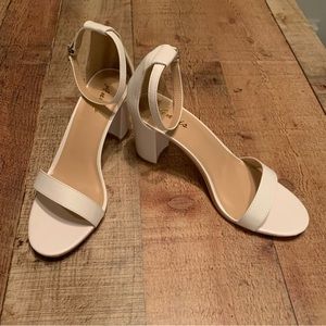 NWOT Ankis White Chunky Heel Strappy Buckle Sandals Size 7